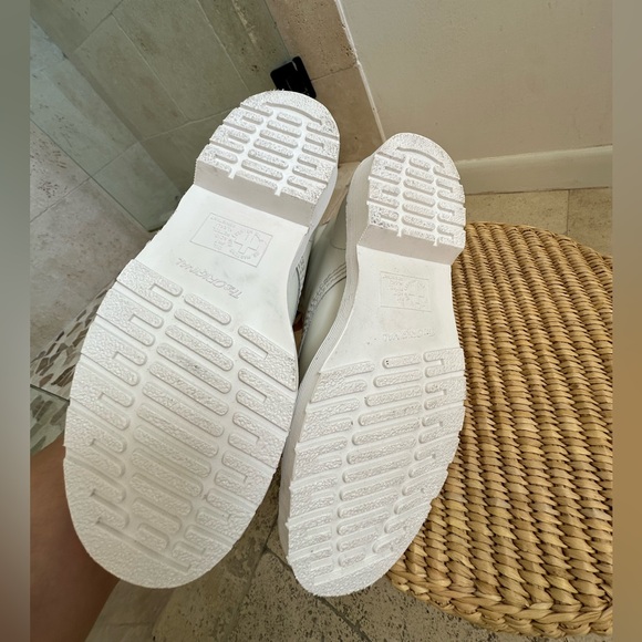 NWT Dr. Martens AirWalk - monochromatic white size US 7 - Picture 10 of 12
